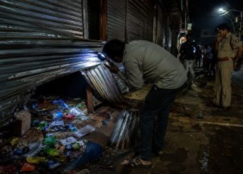Ranchi में रात के समय जनरल स्टोर का कटा हुआ शटर और चोरी की घटना की जांच करती पुलिस (AI Generated image)