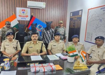 Ramgarh News: भदानीनगर में प्रेस कॉन्फ्रेंस के दौरान एसडीपीओ राघवेंद्र शर्मा, 40 पुड़िया ब्राउन शुगर और तीन गिरफ्तार तस्करों की जानकारी देते हुए