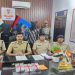 Ramgarh News: भदानीनगर में प्रेस कॉन्फ्रेंस के दौरान एसडीपीओ राघवेंद्र शर्मा, 40 पुड़िया ब्राउन शुगर और तीन गिरफ्तार तस्करों की जानकारी देते हुए