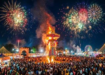 Dussehra 2026 पर रावण दहन का दृश्य