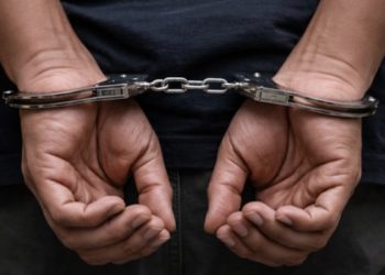 Koderma News: न्यू कॉलोनी में चोरी की कोशिश के बाद मौके पर जांच करती पुलिस, CCTV फुटेज खंगालते अधिकारी