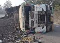कोडरमा घाटी के नौवां माइल में राँची-पटना मुख्य मार्ग पर पलटा कोयला लदा ट्रक