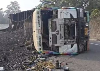 कोडरमा घाटी के नौवां माइल पर बड़ा हादसा, सड़क पर बिखरा लाखों का कोयला 8 कोडरमा घाटी के नौवां माइल में राँची-पटना मुख्य मार्ग पर पलटा कोयला लदा ट्रक