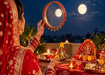 करवा चौथ 2026 पर भद्रा का साया? जानें व्रत, पूजा और चांद निकलने का समय 8 Karwa Chauth 2026 पर चांद को छलनी से देखती सुहागिन महिला और पूजा की थाली