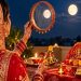 Karwa Chauth 2026 पर चांद को छलनी से देखती सुहागिन महिला और पूजा की थाली