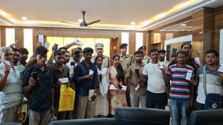 Pakur Police's 'Operation Muskaan' successful; 28 missing and stolen mobile phones recovered and returned to their rightful owners.