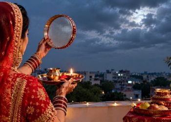 Karwa Chauth 2026: झारखंड में बादलों ने बढ़ाया सुहागिनों का इंतजार, चांद नहीं दिखा तो कैसे खोलें व्रत? 8 Karwa Chauth 2026: Clouds in Jharkhand prolong the wait for married women—how should they break their fast if the moon remains unseen?