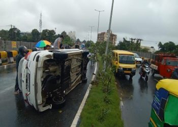 Ranchi के डिबडीह ओवरब्रिज पर पलटी तेज रफ्तार कार