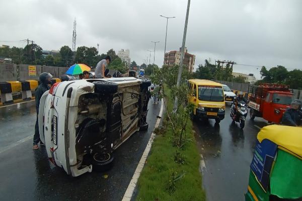 Ranchi: डिबडीह ओवरब्रिज पर भीषण हादसा, अनियंत्रित कार डिवाइडर से टकराकर पलटी 1 Ranchi के डिबडीह ओवरब्रिज पर पलटी तेज रफ्तार कार