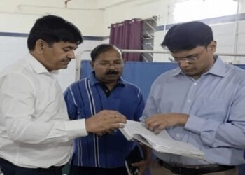 Garhwa News: DC Conducts Surprise Inspection at Garhwa Sadar Hospital; Find Out Against Which Lapses Action Was Taken