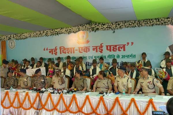 Major Blow to Naxals in Jharkhand: Under 'Operation Navjeevan', 25 Naxals and 2 JJMP Militants Surrender
