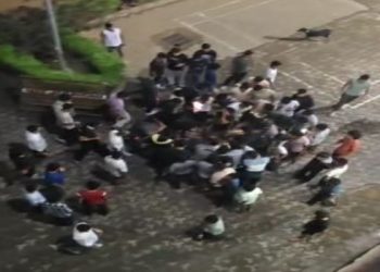 रांची के खेलगांव में छात्र का शव मिलने की घटना के बाद पुलिस जांच और छात्रों का प्रदर्शन