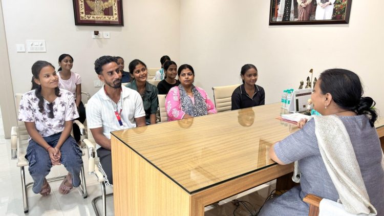 Minister Deepika Pandey Singh met with hockey players and boosted their morale for the CISCE tournament.
