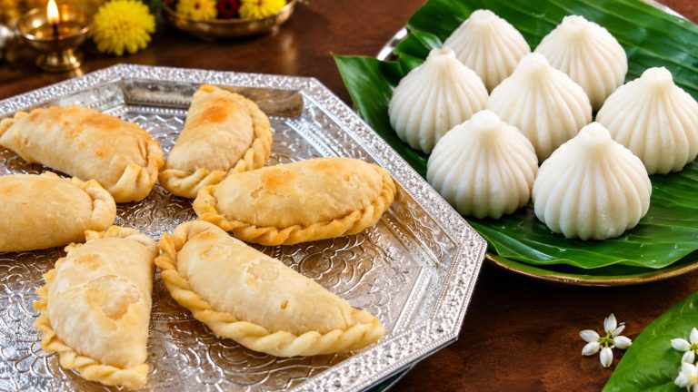 तीज की पिड़किया और गणेश चतुर्थी के मोदक ऐसे बनाएं, यहां देखें आसान Recipe