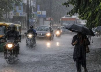 Heavy Rain Alert: Rain causes concern in this state! Schools and colleges closed in 10 districts; get the full update.