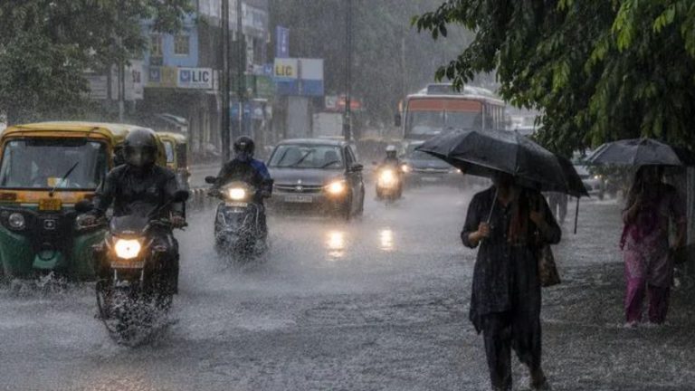 Heavy Rain Alert: इस राज्य में बारिश ने बढ़ाई टेंशन! 10 जिलों में स्कूल-कॉलेज बंद, जानें पूरा अपडेट