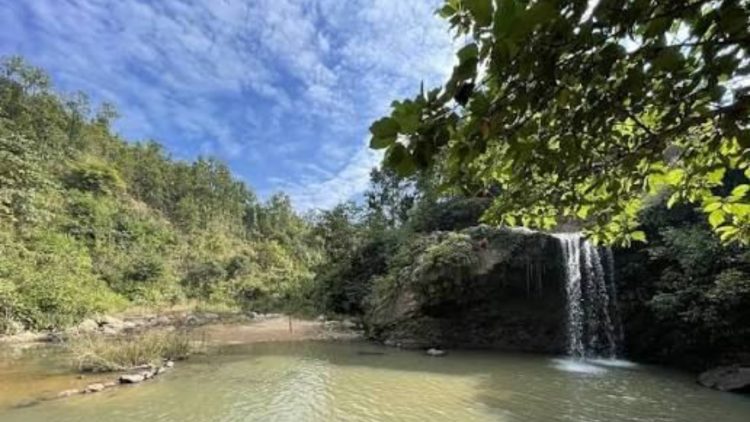 Ranchi के चुनरी फॉल में युवती की संदिग्ध मौत, प्रेमी के साथ घूमने गई थी प्रियंका 1 Suspicious death of a young woman at Ranchi's Chunri Falls; Priyanka had gone there with her boyfriend.