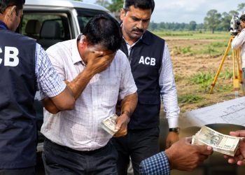 Breaking News: जमीन की मापी के बदले 2 लाख और 4 डिसमिल जमीन की मांग, 50 हजार लेते ACB ने अमीन को दबोचा 3 Demand for ₹2 lakh and 4 decimals of land in exchange for land measurement; ACB nabs surveyor while accepting ₹50,000.