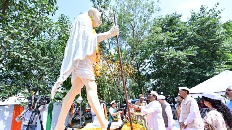 Hemant Soren paid floral tributes at Bapu Vatika; the Governor and several other leaders paid their respects to Mahatma Gandhi.