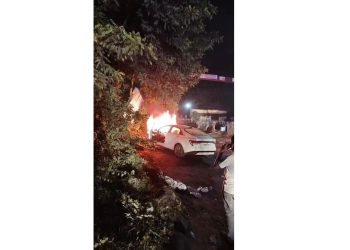 Horrific accident at a railway crossing in Katras; car catches fire after hitting the height gauge; occupants have a narrow escape.