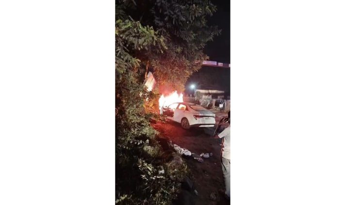 कतरास में रेलवे फाटक पर भीषण हादसा, हाइट गेज से टकराते ही कार में लगी आग; बाल-बाल बचे सवार 1 Horrific accident at a railway crossing in Katras; car catches fire after hitting the height gauge; occupants have a narrow escape.