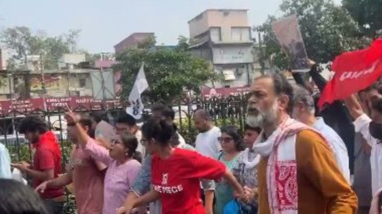 दिल्ली प्रदर्शन: नेहा बोरा हिरासत में, दीपके की दादी का निधन; रिहाई को लेकर चर्चा तेज 1 Delhi Protest: Neha Bora detained, Deepke's grandmother passes away; talks regarding release intensify.