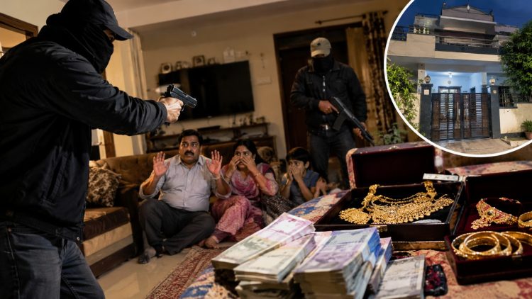 रांची में कृषि अधिकारी के घर हथियारबंद लूट, परिवार को बंधक बनाकर लाखों के जेवर और नकदी ले गए अपराधी 1 Armed robbery at an agriculture officer's home in Ranchi; criminals held the family hostage and made off with jewelry and cash worth lakhs.