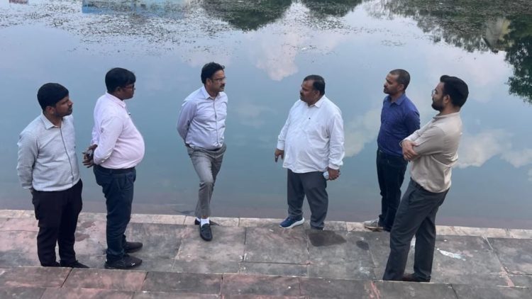 छठ महापर्व से पहले रांची नगर निगम अलर्ट, हटिया तालाब घाट का निरीक्षण 1 Ranchi Municipal Corporation on alert ahead of the Chhath festival; inspects Hatia Talab Ghat.