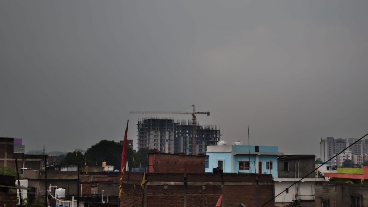 The weather in Ranchi has changed on the sixth day of Durga Puja; check the rain update before heading out to visit the pandals.