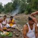 Hazaribagh: जिंदा बेटी का पिंडदान कर पिता ने किया रिश्ता खत्म, श्मशान में कराया मुंडन 11 Hazaribagh: Father severs ties by performing Pind Daan for his living daughter
