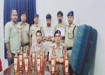 Jharkhand News: Two Smugglers Arrested with Foreign Liquor at Dhanbad Station