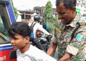 Mobile phone stolen while buying vegetables in Dhanbad; youth detained on suspicion; police questioning underway.