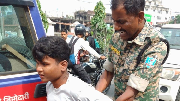 Mobile phone stolen while buying vegetables in Dhanbad; youth detained on suspicion; police questioning underway.