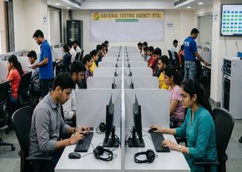 NEET-UG कंप्यूटर आधारित परीक्षा की सिफारिश के बीच NTA परीक्षा केंद्र में कंप्यूटर पर परीक्षा देते विद्यार्थी