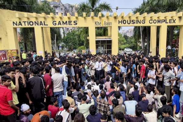 IIIT रांची में छात्र की मौत पर तीसरे दिन भी बवाल, डायरेक्टर के इस्तीफे पर अड़े छात्र 1 IIIT रांची में छात्र की मौत के बाद निदेशक के इस्तीफे और बुनियादी सुविधाओं में सुधार की मांग को लेकर छात्रों का विरोध प्रदर्शन
