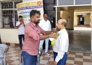 पोटका प्रखंड सह अंचल कार्यालय में अधिकारियों की लेटलतीफी पर नाराजगी जताते विधायक संजीव सरदार