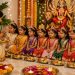 नवरात्रि में कन्या पूजन के दौरान 9 कन्याओं की पूजा करती महिला