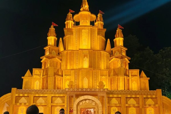 रांची में काली पूजा 2026: 15 लाख बोतलों से बनेगा पंडाल, अमेरिका के मंदिर की झलक 1 रांची के कुसई में 15 लाख प्लास्टिक बोतलों और चम्मचों से बन रहा काली पूजा पंडाल