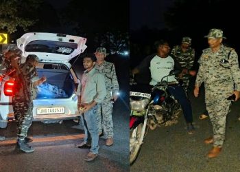 बुढ़मू के ठाकुरगांव थाना क्षेत्र में पुलिस द्वारा वाहन जांच अभियान के दौरान दोपहिया और चारपहिया वाहनों के दस्तावेज, हेलमेट और सीट बेल्ट की जांच करते पुलिसकर्मी