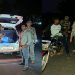 बुढ़मू के ठाकुरगांव थाना क्षेत्र में पुलिस द्वारा वाहन जांच अभियान के दौरान दोपहिया और चारपहिया वाहनों के दस्तावेज, हेलमेट और सीट बेल्ट की जांच करते पुलिसकर्मी