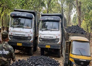 Koderma: जंगल में वन विभाग की कार्रवाई के दौरान अवैध ढिबरा लदे दो शक्तिमान ट्रक और एक ऑटो जब्त