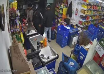 Ranchi News: Four Helmet-Clad Intruders Raid 'Apna Mart', Loot Thousands in Cash Within Minutes; Incident Caught on CCTV