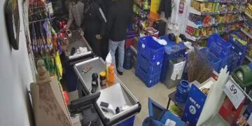 Ranchi News: Four Helmet-Clad Intruders Raid 'Apna Mart', Loot Thousands in Cash Within Minutes; Incident Caught on CCTV