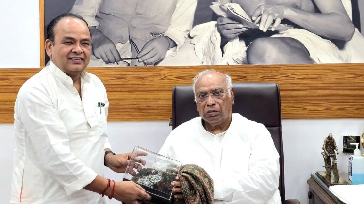 Kharge congratulates CM Hemant Soren and the entire cabinet on the peaceful resolution of the agitation by the youth of Jharkhand.