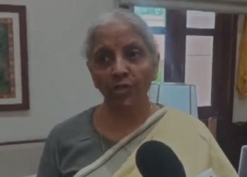 केंद्रीय वित्त मंत्री निर्मला सीतारमण NEET पेपर लीक विवाद पर मीडिया से बातचीत करते हुए, पृष्ठभूमि में जंतर-मंतर पर छात्रों का विरोध प्रदर्शन