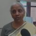 केंद्रीय वित्त मंत्री निर्मला सीतारमण NEET पेपर लीक विवाद पर मीडिया से बातचीत करते हुए, पृष्ठभूमि में जंतर-मंतर पर छात्रों का विरोध प्रदर्शन