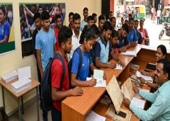 झारखंड के खिलाड़ियों के लिए बड़ा तोहफा, जानें सरकार की नई योजना 8 झारखंड सरकार की खेल पुरस्कार और पूर्व खिलाड़ियों की पेंशन योजना को दर्शाते खिलाड़ी की तस्वीर