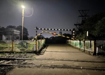 Jharkhand News: Major Rail Accident Averted in Loyabad; Biker Breaks Through Railway Gate, Causing Chaos