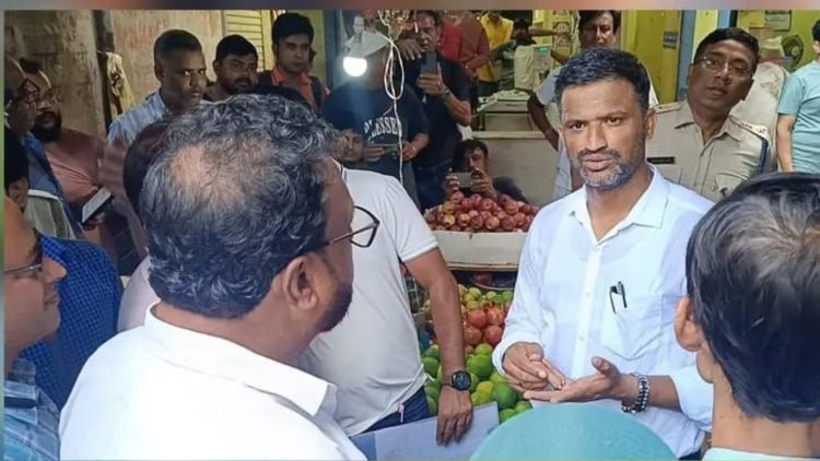 DM and DCP conduct surprise inspection at Asansol market; administration cracks down on black marketing.