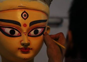 Mahalaya 2026 पर मां दुर्गा की प्रतिमा की आंखें बनाते मूर्तिकार और चक्षु दान की परंपरा